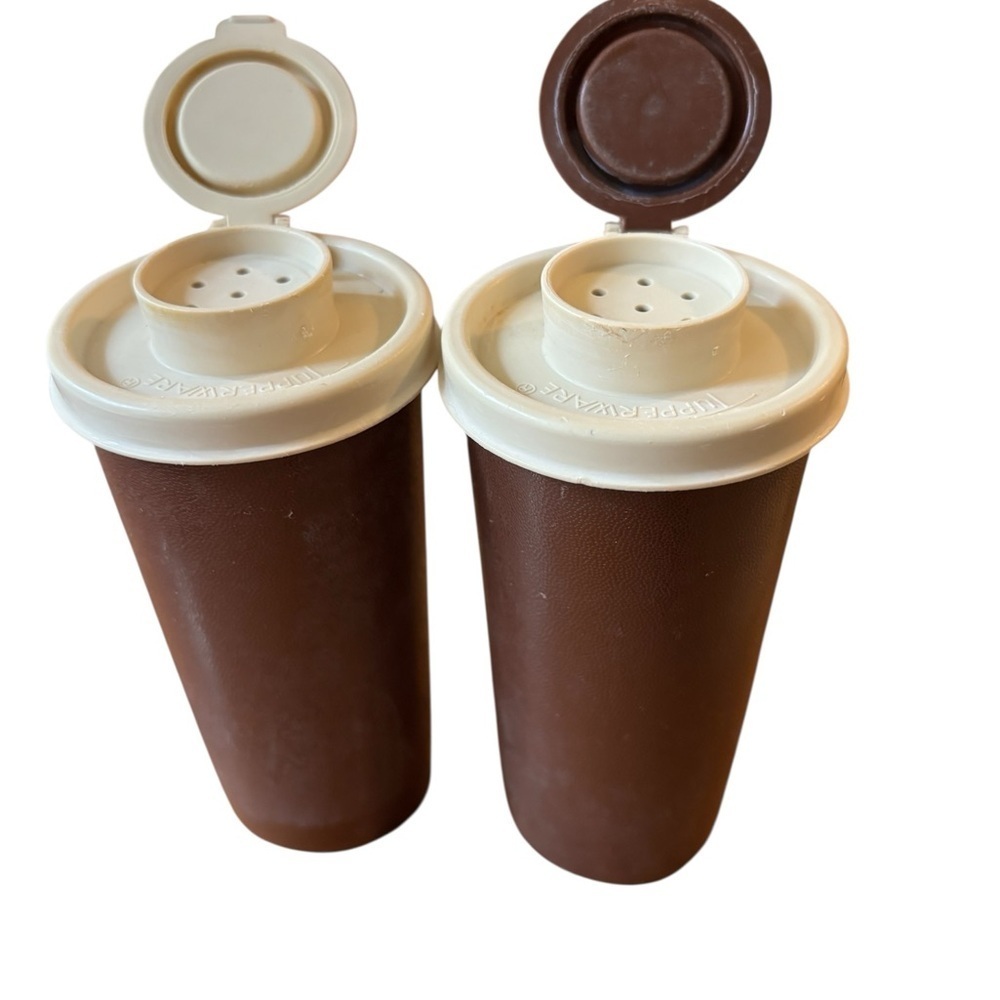 VTG Tupperware Salt & Pepper Shaker Set Brown W/Beige Flip Lids 4” Retro 1329-8